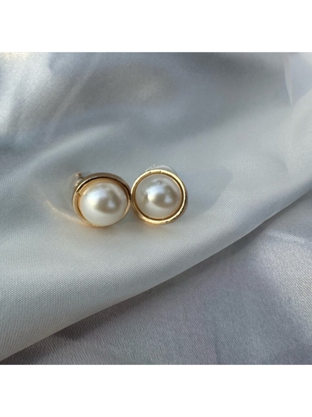 Elegant Gold and Cream Pearl Stud EarringsMane pearl stud earrings